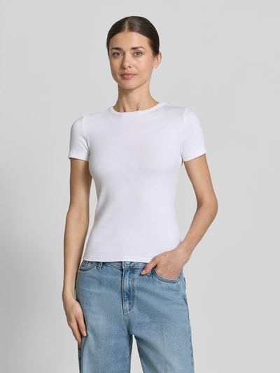 Frauenmodel trägt T-Shirt mit Feinripp und Rundhalsausschnitt von Jake*s Casual, Weiß, Baumwoll-Mix mit Stretch-Anteil, Slim Fit, Ganzkörperansicht von vorne.