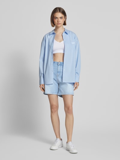 Calvin Klein Jeans Szorty jeansowe o kroju mom fit z 5 kieszeniami i detalem z logo Jasnoniebieski 1