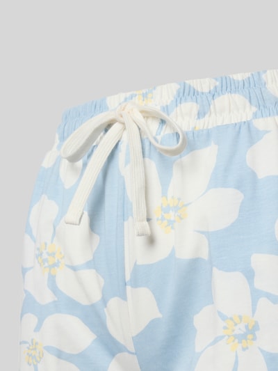 Frauenmodel trägt Regular Fit Pyjama-Hose aus reiner Baumwolle von Marc O'Polo, Optik: Allover-Muster, Tunnelzug, Bundabschluss: elastisch, seitliche Eingrifftaschen, zartes Hellblau und Weiß mit großen Blumen, weiche Textur, Ganzkörperansicht von vorne