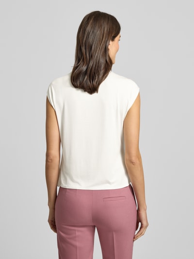 Vrouwenmodel draagt T-Shirt met V-hals van comma, Viscose-elastaan mix, regular fit, ruglengte 53 cm, geheel achteraanzicht.