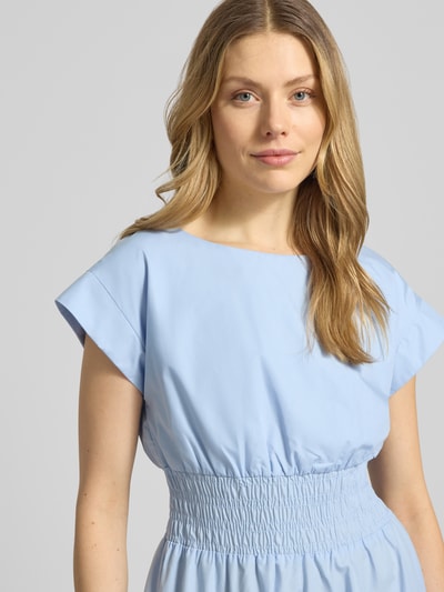 Kobiece modelka nosi Knielanges Kleid mit Rundhalsausschnitt von Christian Berg Woman Selection, mieszanka bawełny, taliowany fason, krótkie rękawy, tasiemka w talii, jasnoniebieski kolor, szerokość w rozmiarze 36: 34 cm, długość tyłu w rozmiarze 36: 110 cm, zbliżenie na górną część ciała.