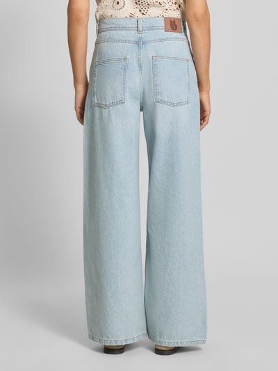 Vrouwenmodel draagt Wide Leg Jeans met opgestikte steekzakken Model 'ZOEL' van Bash in lichtblauw puur katoen, model met wide leg, 5-pocketmodel, bandwijdte bij maat 36: 38 cm, binnenbeenlengte 77 cm, volledig zichtbare achterkant.