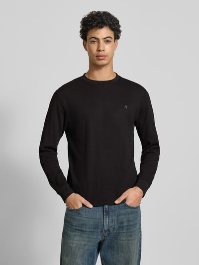 Männermodel trägt Sweatshirt mit Stehkragen von Replay in Schwarz, Reine Baumwolle, Gerade Passform, Waffel-Design, Label-Detail, elastische Ärmelabschlüsse, Ganzkörperansicht von vorne.