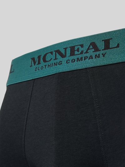 Produktfoto, Trunks mit elastischem Logo-Bund im 3er-Pack von MCNEAL, Baumwoll-Elasthan-Mix, Schwarz mit grünem Logo-Bund, körpernaher Schnitt