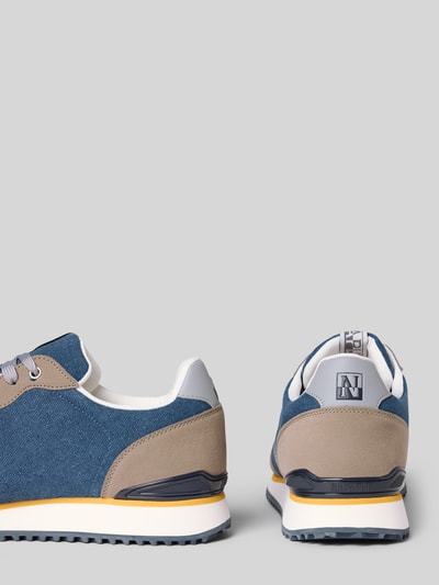 Produktfoto, Sneaker mit Label-Details Modell 'COSMOS' von Napapijri, runde Spitze, Schnürung, Gummisohle, Absatzhöhe w rozmiarze 44: 3 cm, wysokość cholewki w rozmiarze 44: 9 cm, szerokość w rozmiarze 44: 7 cm, niebieski z beżowymi i szarymi elementami, wyraźna tekstura materiału.