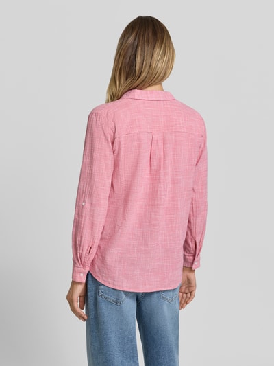 Frauenmodel trägt Regular Fit Hemdbluse aus reiner Baumwolle von Tom Tailor in Optik:Allover-Muster mit Hahnentritt, Rückenpasse, Ganzkörperansicht Rückansicht.