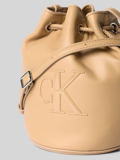 Produktfoto, beżowa Henkeltasche mit Logo-Stitching von CK Calvin Klein, gładka faktura, wyhaftowane logo, kontekst: torebka damska