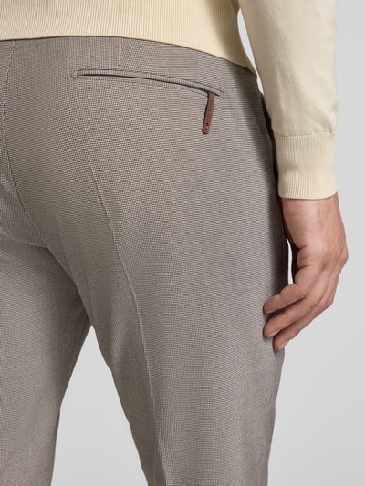 Männermodel trägt Hose mit Bügelfalten Modell 'CIBEPPE' von CINQUE im Slim Fit mit Paspeltaschen, Material-Mix, Detailaufnahme Rückansicht.