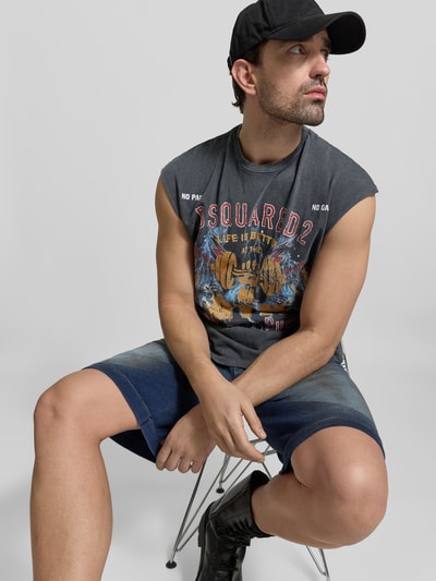 Männermodel trägt Top aus reiner Baumwolle von Dsquared2 mit Label-Print, Regular-Fit, Rundhalsausschnitt, Ärmelloses-Design, Ganzkörperansicht von vorne.