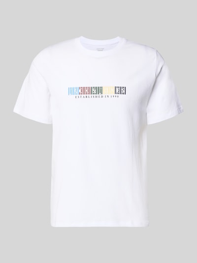 Produktfoto, weißes T-Shirt aus Bio-Baumwolle Modell 'NANTUCKET' von Jack & Jones mit buntem Label-Print, gerader Schnitt, Rundhalsausschnitt.