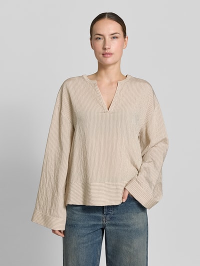 Modelka nosi Bluse aus Viskose-Mix mit Kimonoärmeln od comma, beżowa, luźny krój, tunikowy kołnierz, szerokie rękawy, przód, ujęcie całopostaciowe