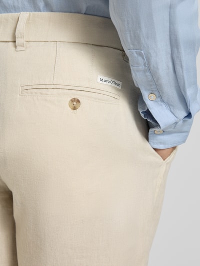 Männermodel trägt Tapered Leinenhose mit Gürtelschlaufen Modell 'OSBY JOGGER' von Marc O'Polo, Optik: Unifarben, Material: Leinen, Detailaufnahme