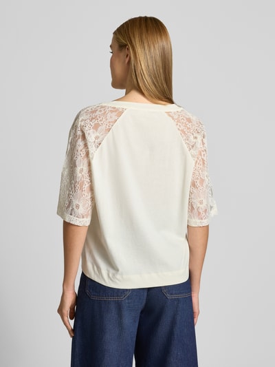 Frauenmodel trägt T-Shirt mit Spitze und Logo-Stitching von LIU JO SPORT, Reine Baumwolle, Gerader-Schnitt, Raglanärmel, Rückenlänge 56 cm, Ganzkörperansicht Rückansicht.