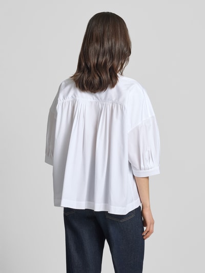 Frauenmodel trägt Oversized Bluse aus reiner Baumwolle Modell 'Bollana' von BOSS, Optik: Unifarben, Passform: Oversized, Popeline, Kurzarm, Ganzkörperansicht Rückansicht.