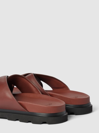 UGG Slides mit breiten Riemen Modell 'CAPITOLA CROSS SLIDE' Cognac 2