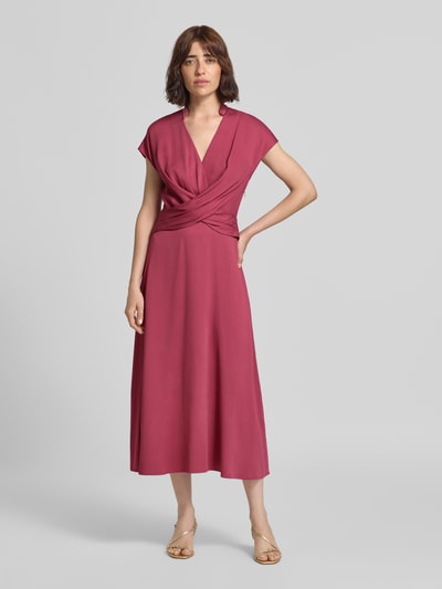 Modelka nosi Regular Fit Freizeitkleid aus Viskose-Mix Modell 'Dareza' od BOSS, sukienka casualowa w kolorze ciemnoróżowym, gładka faktura. Ganzkörperansicht von vorne.