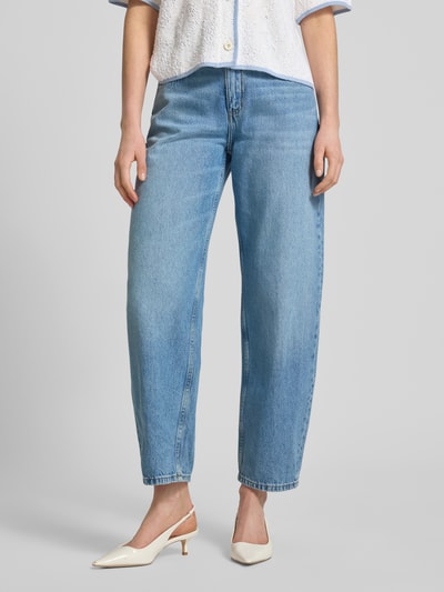 Frauenmodel trägt Straight Fit Jeans im 5-Pocket-Design Modell 'Bet' von Mango, hellblau, reine Baumwolle, Ganzkörperansicht von vorne.