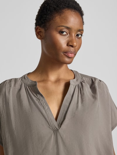 Frauenmodel trägt Regular Fit T-Shirt aus Modal-Mix Modell 'T076' von Jake*s Collection in Taupe mit matter Textur, Nahaufnahme Oberkörper.