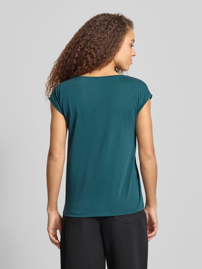 Frauenmodel trägt Relaxed Fit T-Shirt aus Modal-Mix Modell 'KAMALA' von Pieces, unifarben, Kurzarm, glatte Textur, Ganzkörperansicht Rückansicht.