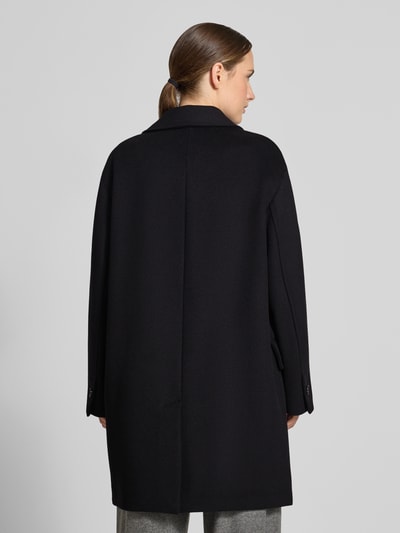 Frauenmodel trägt Regular Fit Mantel aus Woll-Mix Modell 'C_Calesarina' von BOSS Orange in Schwarz, glatte Oberfläche, Ganzkörperansicht Rückansicht.