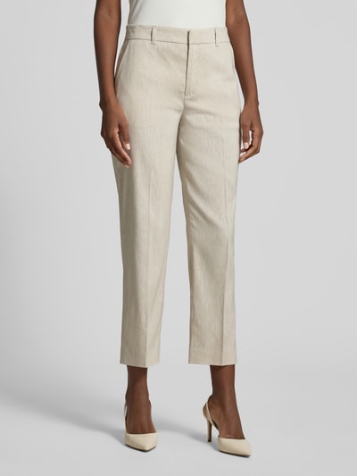 Frauenmodel trägt beige Hose aus Leinen-Mix mit Bügelfalten Modell 'SEARCH' von Drykorn, Slim-Fit, Gesäßtaschen, Nahaufnahme Oberkörper. Damen Hose mit Viskose-Anteil im Leinen-Mix, Bundweite 38 cm, Innenbeinlänge 69 cm, Größe 27/34.