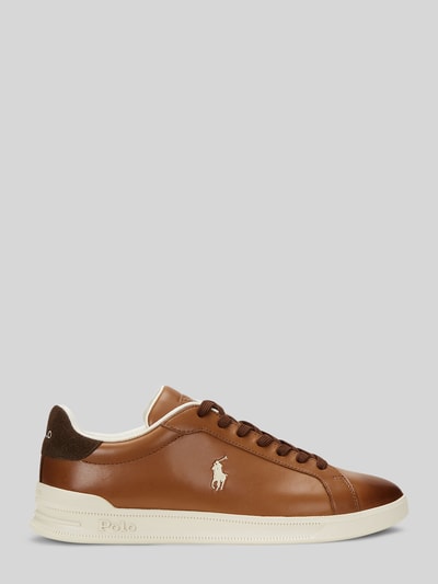 Produktfoto, Low Top Sneaker aus echtem Leder von Polo Ralph Lauren, brauner Farbverlauf, glatte Struktur, Label-Prägung, Logo-Print, abgerundete Schuhspitze, flacher Absatz, Velours-Detail an der Ferse, strukturierte Sohle, Schnürverschluss