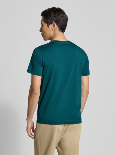 Männermodel draagt Regular Fit T-Shirt uit pure katoen van Tom Tailor in effen groen, logo-stitching, ronde hals, korte mouw, volledig rugaanzicht.
