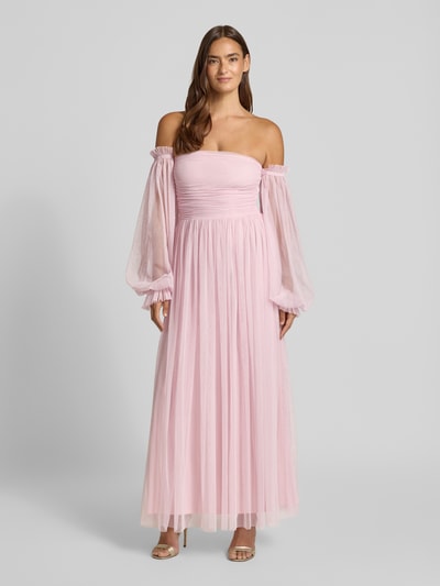 Frauenmodel trägt Abendkleid in Midilänge mit Raffungen von LACE & BEADS, semitransparent, taillierte Passform, Off-Shoulder-Design, langärmelig, blickdichter Unterrock, rosa Farbton, Ganzkörperansicht von vorne.
