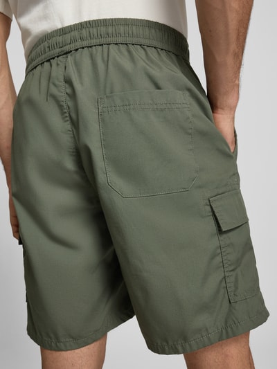 Männermodel trägt Regular Fit Cargoshorts mit Baumwoll-Anteil von Only & Sons, Optik: Unifarben, Materialverarbeitung: Popeline, Ganzkörperansicht Rückansicht