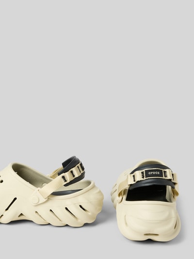 Productfoto, Hausschuhe met Label-Detail van Crocs in beige, afgeronde neus, gestructureerde zool, hakhoogte 9 cm maat 43/44.