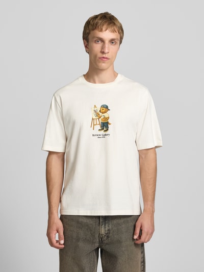 Männermodel trägt T-Shirt mit Motiv-Print von REVIEW in Weiß, Rundhalsausschnitt, Regular Fit, reine Baumwolle, Ganzkörperansicht von vorne.