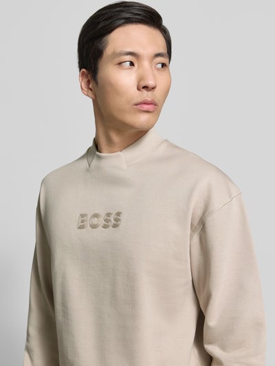 Männermodel trägt Sweatshirt mit Rundhals von BOSS in Optik: Unifarben, Regular-Fit, Logo-Stitching, Material: reine Baumwolle, Nahaufnahme Oberkörper.