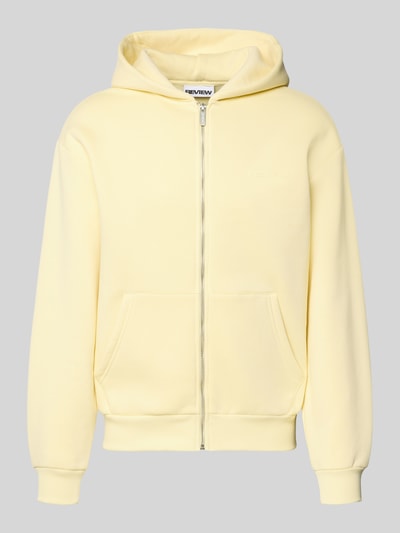 Produktfoto, Regular Fit Sweatjacke mit Reißverschluss von Review in Hellgelb, glatte Baumwoll-Mix-Textur, Kapuze, geteilte Kängurutasche, elastische Abschlüsse, Logo-Print