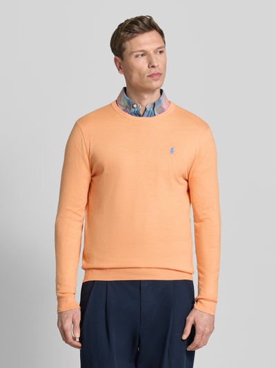Männermodel trägt Slim Fit Pullover aus reiner Baumwolle von Polo Ralph Lauren, Optik: Unifarben, Logo-Stitching, Strick, Ganzkörperansicht von vorne.