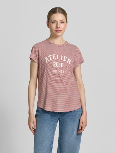 Frauenmodel trägt Regular Fit T-Shirt mit Logo-Print von MOS MOSH, Damen T-Shirt aus Reine Baumwolle, Rundhalsausschnitt, feine rot-weiße Streifen, Rückenlänge bei Größe S: 63 cm, Ganzkörperansicht von vorne.
