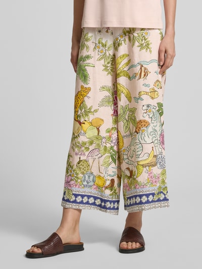 Frauenmodel trägt Regular Fit Weite Hose aus reinem Leinen Modell 'CANDICE PLAIN' von Cambio, abstraktes Allover-Muster, Cropped-Länge, Flammgarntextur, Tunnelzugverschluss, Ganzkörperansicht von vorne.