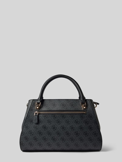 Produktfoto, Handtasche mit Logo-Muster Modell 'NOELLE II' von GUESS in Schwarz mit Label-Details und Reißverschluss, strukturierte Oberfläche