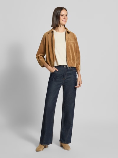 Frauenmodel trägt Regular Fit Blouson mit Ballonsaum Modell 'Hamona' von OPUS in Hellbraun, dazu Jeans, Ganzkörperansicht von vorne. Damen Bomberjacke / Blouson.