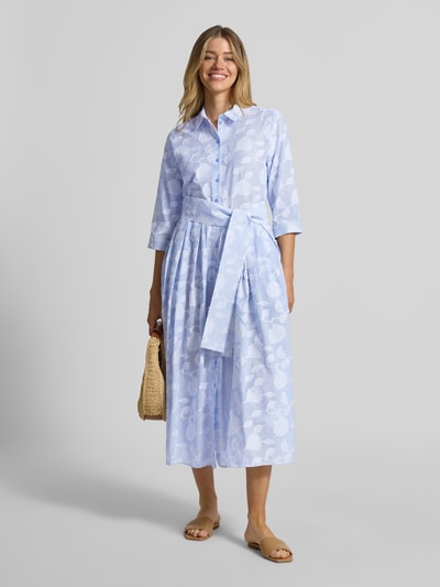 Frauenmodel trägt Hemdblusenkleid mit Bindegürtel von Milano Italy in Hellblau mit Allover-Look aus reiner Baumwolle, A-Linie, Ganzkörperansicht von vorne