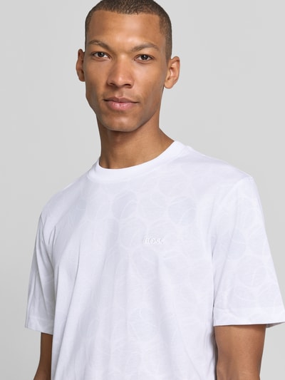 Männermodel trägt Regular Fit T-Shirt aus reiner Baumwolle von BOSS, schlichtes Weiß mit feiner Struktur, Nahaufnahme Oberkörper, BOSS Green.