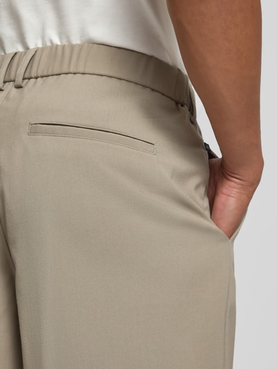 Männermodel trägt Hose mit französischen Eingrifftaschen Modell 'hart' von Matinique in Beige, straight fit, Detailaufnahme Gesäß. Materialmix met viscose, knoop- en ritssluiting, achterzak.