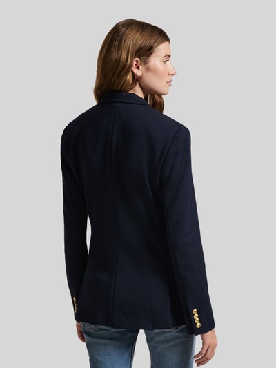 Frauenmodel trägt Zweireihiger Blazer mit Woll-Anteil von Polo Ralph Lauren in Dunkelblau, glatte Struktur, Ganzkörperansicht Rückansicht. Regular Fit, Reverskragen, goldfarbene Knöpfe, hüftlange Passform, elegante Optik.