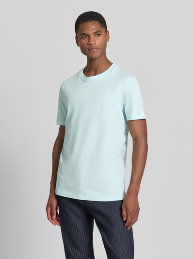 Männermodel trägt Regular Fit T-Shirt aus reiner Baumwolle von s.Oliver RED LABEL in Optik: Unifarben, Rundhals, Kurzarm, Materialverarbeitung: Jersey, Nahaufnahme Oberkörper.
