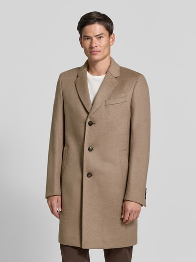 Männermodel trägt Slim Fit Mantel aus Woll-Kaschmir-Mix Modell 'H-Hyde-264' von BOSS in Beige, glatte Struktur, Ganzkörperansicht von vorne, Herren Mantel von BOSS.