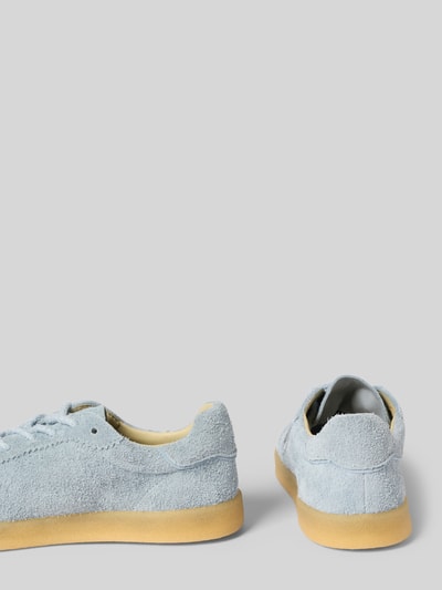 Produktfoto, Sneaker mit Label-Detail Modell 'AURORA01' von Blauer USA, hellblaue Struktur, beige Sohle, strukturierte Oberfläche