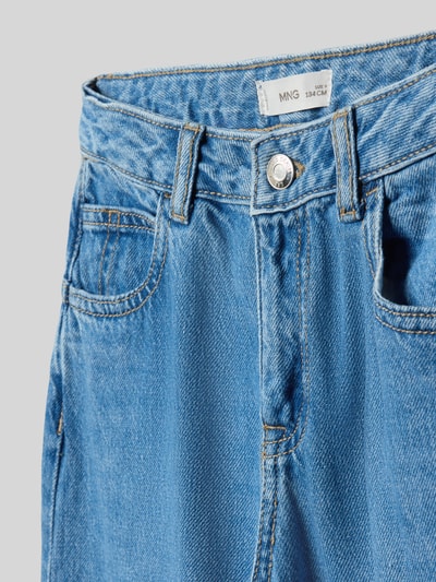 Produktfoto, Straight Fit Jeans mit Logo-Patch Modell 'Balloon' von Mango aus reiner Baumwolle im 5-Pocket-Design, blaue Denimstruktur