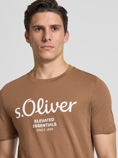 s.Oliver RED LABEL Regular Fit T-Shirt aus reiner Baumwolle mit großem Label Print Mittelbraun 3