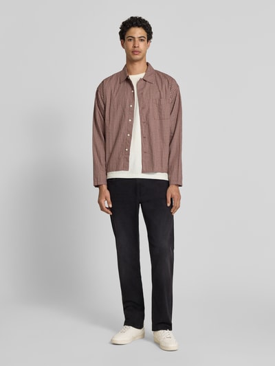 Männermodel trägt Regular Fit Straight Leg Jeans aus Baumwoll-Mix Modell 'WEFT' von Only & Sons, dunkle Denim-Optik, 5-Pocket-Design, Ganzkörperansicht von vorne.
