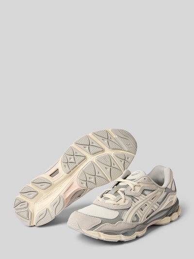 Produktfoto, Sneaker aus Leder-Mix von ASICS TIGER in Beige und Grau, abgerundete Passform, strukturierte Sohle, Label-Details, Schnürverschluss, 4 cm Absatzhöhe, 7 cm Schafthöhe, 9 cm Schaftweite bei Größe 40, texturierter Materialmix.