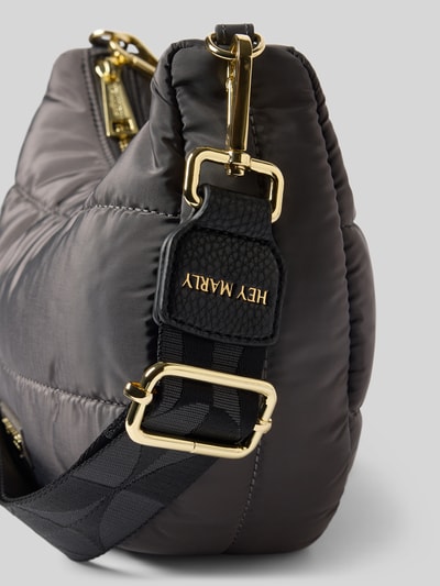 Produktfoto, Schulterriemen mit Logo-Details Modell 'Iconic Strap' von Hey Marly, breite Passform, schwarze Struktur, goldene Beschläge, verstellbar, Karabinerverschlüsse, Nahaufnahme, Damen Accessoire